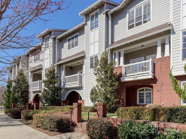 Building Photo - 2228 Lyndhurst Ave