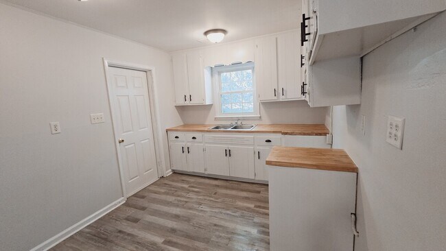 Foto del edificio - 1110 Pinecrest Avenue Northwest