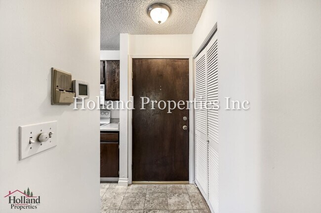 Building Photo - Charming 1-Bedroom Condo, close to shopping!