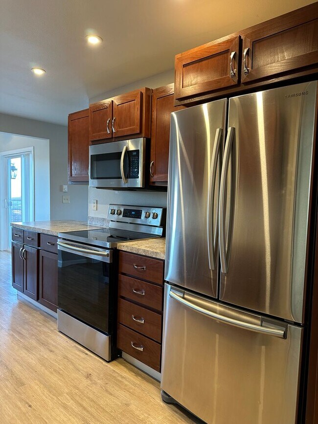 Foto del edificio - Updated House on 1/2 an Acre Near Spongs Landing Park! Pet Friendly!