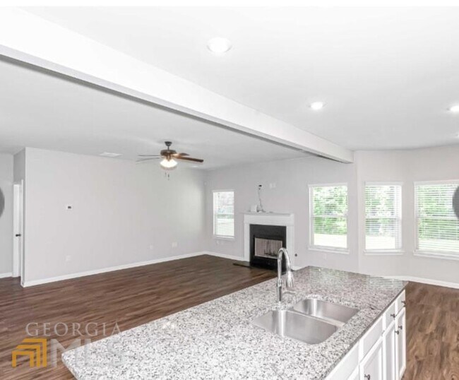 Building Photo - 297 Traditions Ln