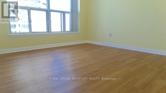 Photo du bâtiment - 24 Wellesley St W