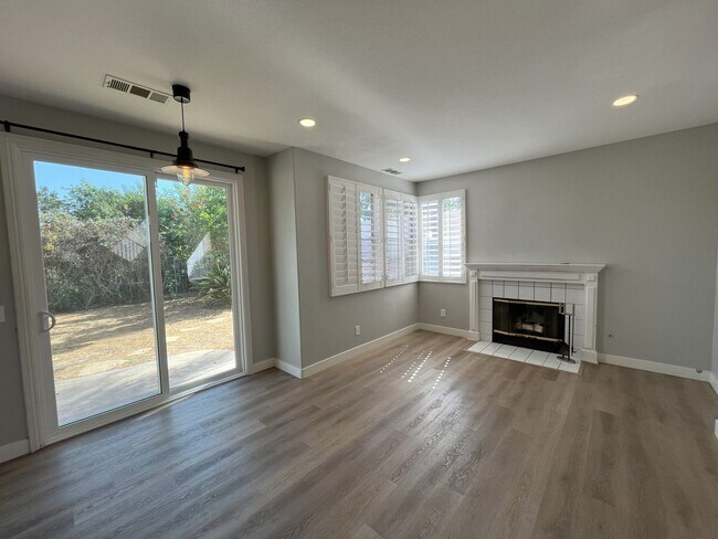 Foto del edificio - Beautiful Modern 3 Bedroom Home in Scripps Ranch!