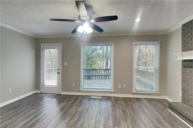 Building Photo - 1595 Thoreau Dr