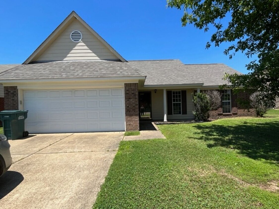 Foto principal - Renovated 3 Bedroom 2 Bath Home for Rent!!