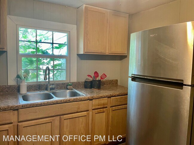 Building Photo - 3 br, 1 bath House - 424 S Congress St