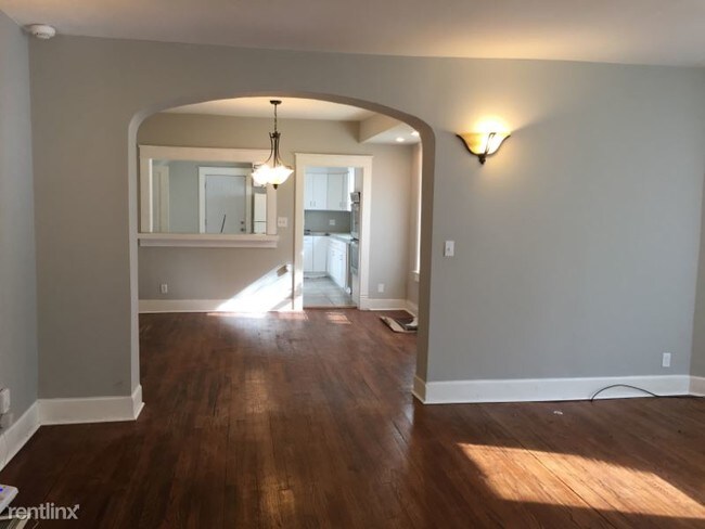 Foto del edificio - 5 br, 3 bath House - 319 E 11th St