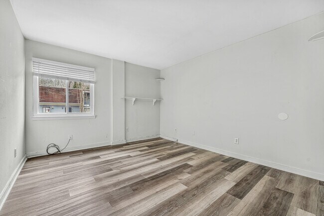 Building Photo - 7040 Longstreet Dr