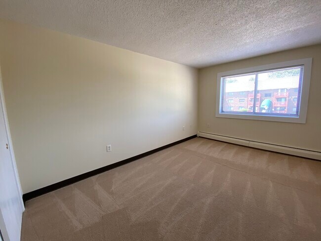 Foto del edificio - Milford Trails Apartments and Storage