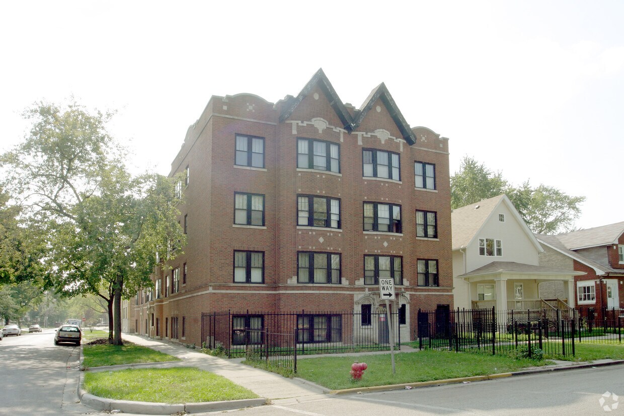 Primary Photo - 5801 W Walton St
