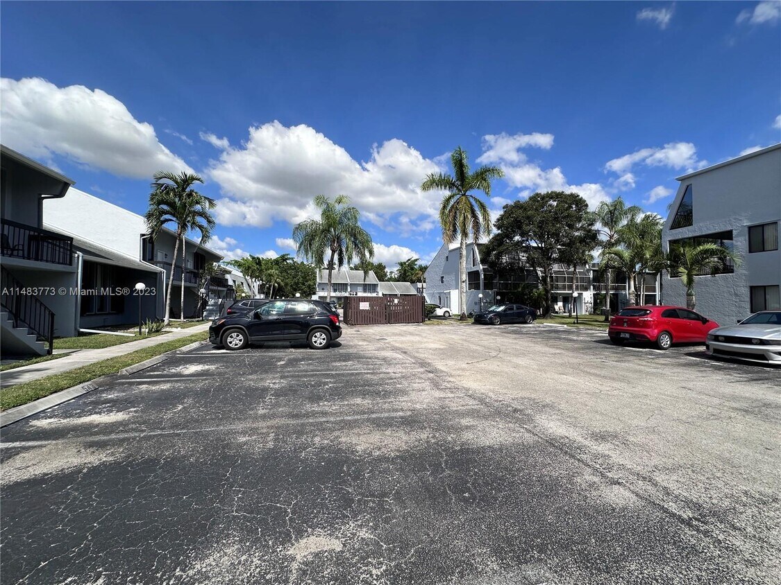 Foto principal - 541 N University Dr