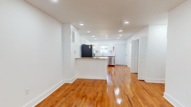 Building Photo - Recently Renovated Stunning Two Bedroom/Three & a Half Bathroom for Rent