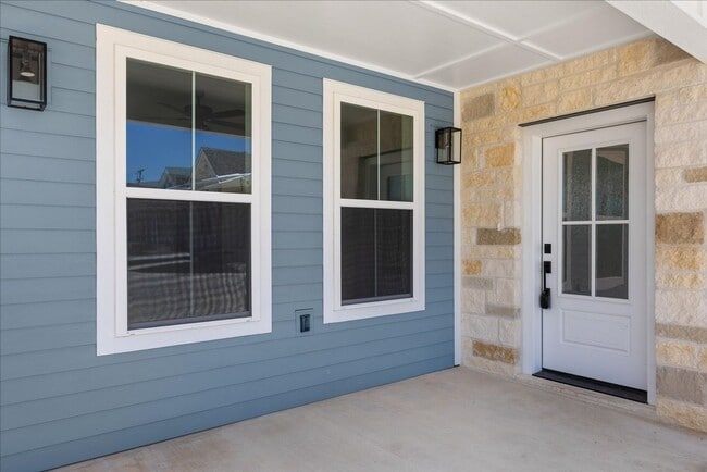 Building Photo - 802 S Creek