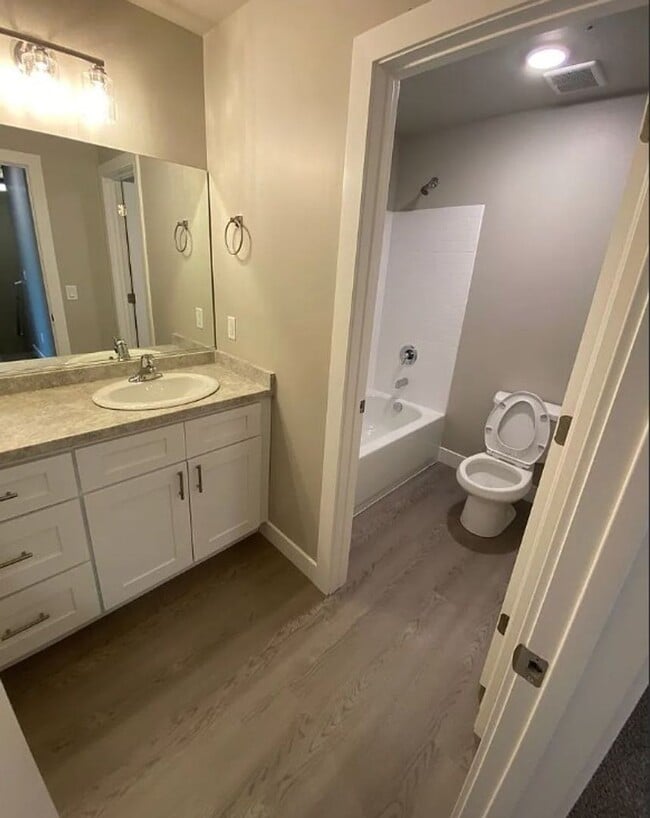 Building Photo - 3 Bedroom End-Unit Townhome in Cedar Bend – Great Cedar City Location