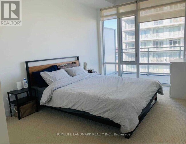 Photo du bâtiment - 365 Prince of Wales Dr