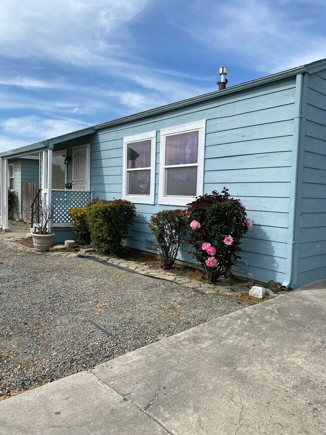 Building Photo - Coming SOON - Cute 3 Bed/ 1.5 Bath w/ Bonu...