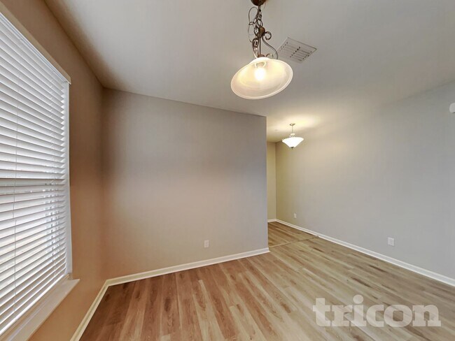 Foto del edificio - 1348 Creekside Dr