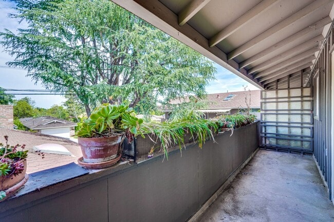 Building Photo - Top floor 2 Bed 2 Bath Condo in Los Altos!
