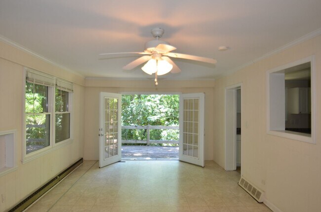 Building Photo - Three Bedroom Home Near UNC