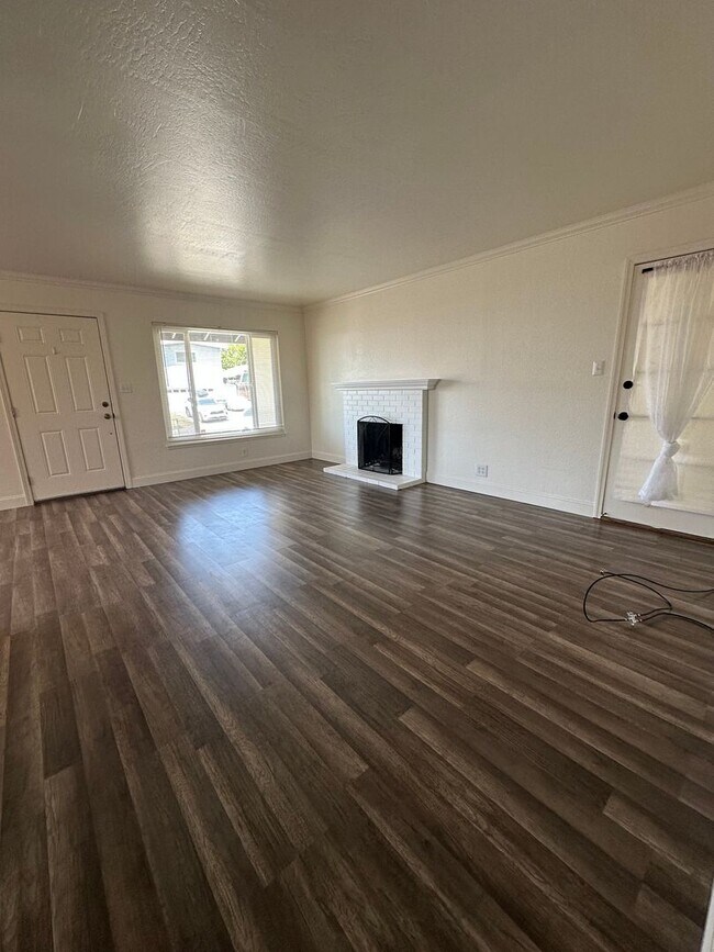 Building Photo - Charming & Cheery 3-Bedroom 2bathroom home...