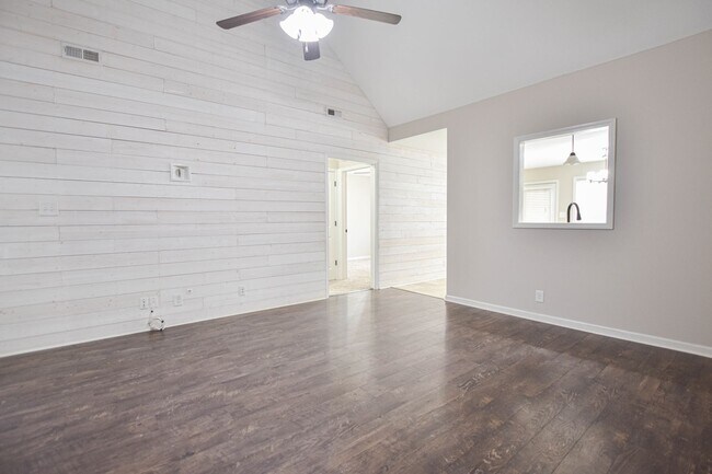 Foto del edificio - Pet Friendly Three Bedroom with Bonus!