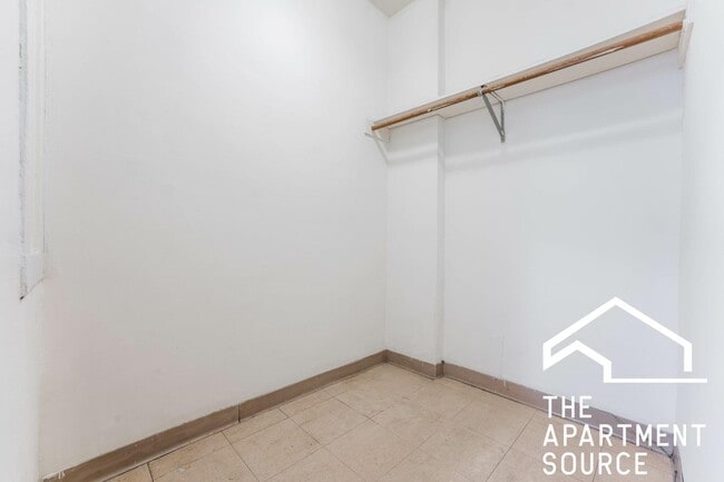 Building Photo - 540 W Briar Pl