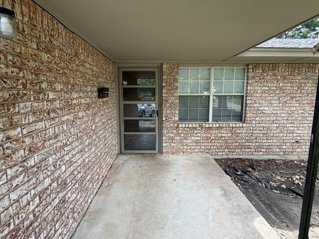 Building Photo - 3 bed, 1 bath ,1 car home tucked in a cul-de-sac in Norman!