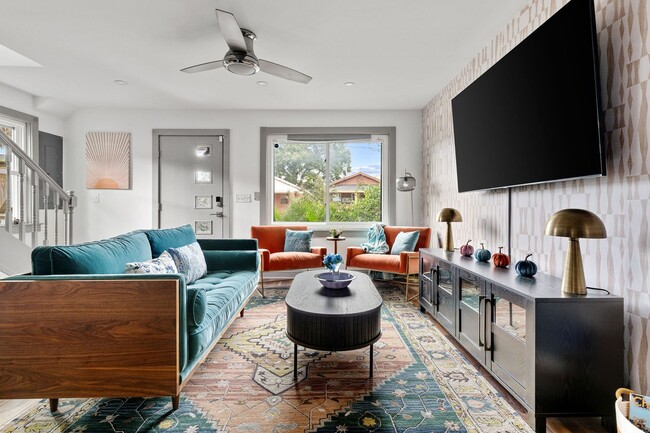 Building Photo - 3BR/2BA Townhome Downtown