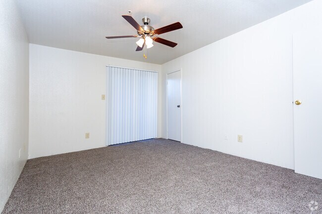 2HAB, 2BA- 932 ft² - Redbird Trails