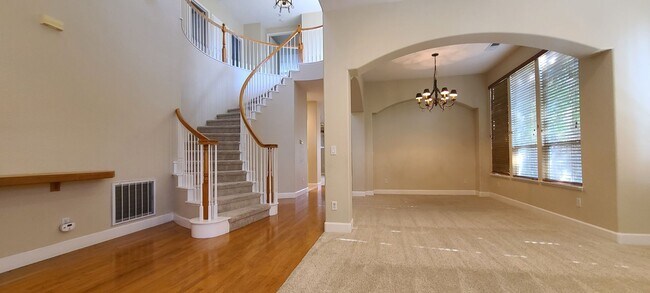 Building Photo - Beautiful 6 bed / 3 bath Energy Efficient ...