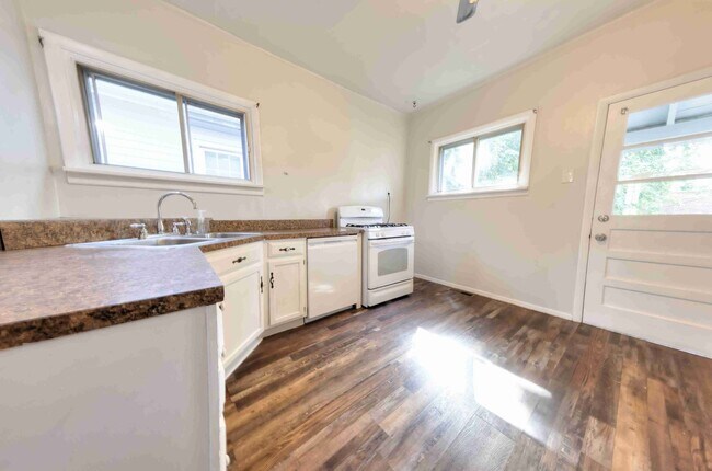 Foto del edificio - Available Aug 7th - Very nice single family home with refinished hardwood and a very large open l...