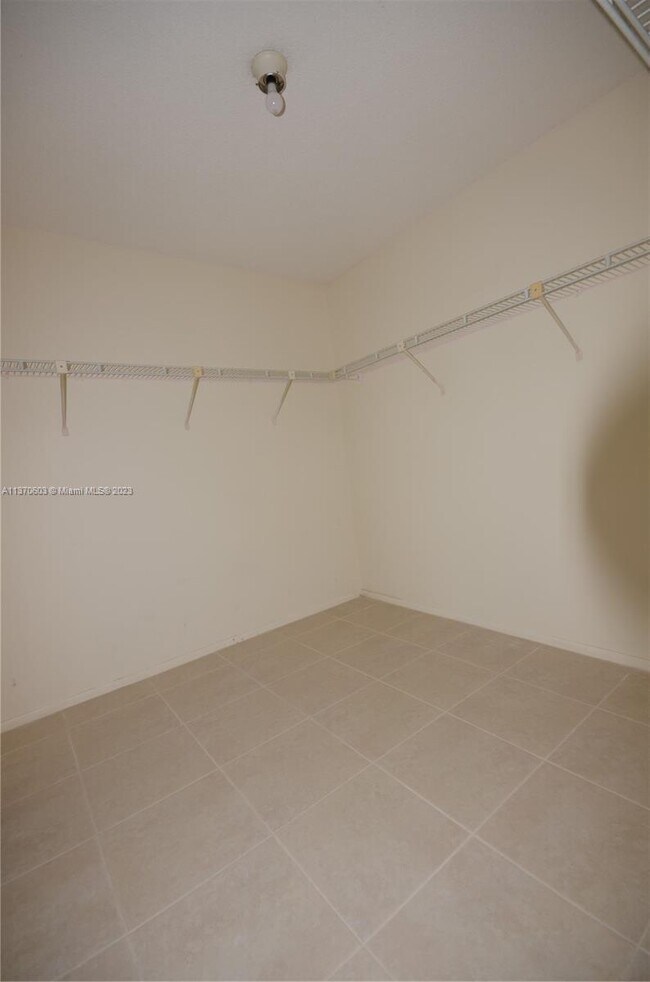 Building Photo - 400 Leslie Dr