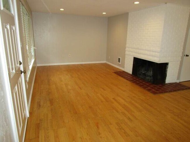 Building Photo - Charming 3 bedroom, 1 bathroom home locate...