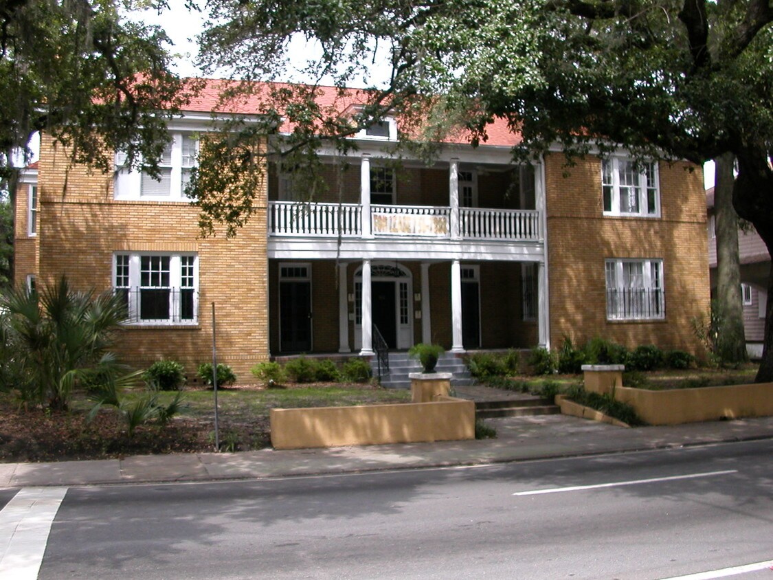Primary Photo - 402 E Victory Dr