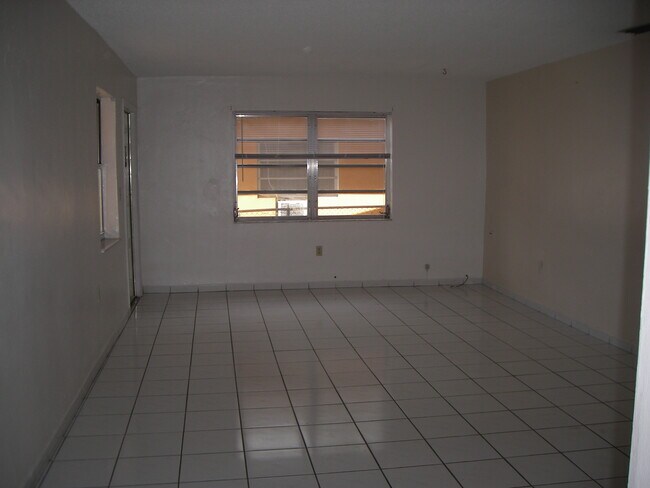 Building Photo - 865 SE 10th St