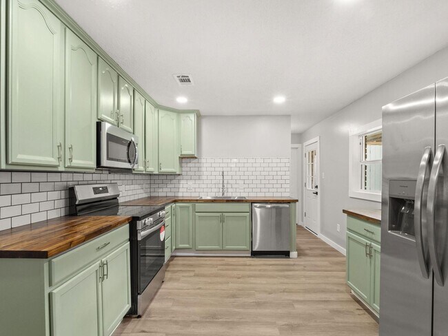 Building Photo - 2063 Columbus Cir