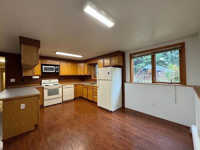 Building Photo - 3 Bedroom 1 -1/2 Bath Lower Apartment with...