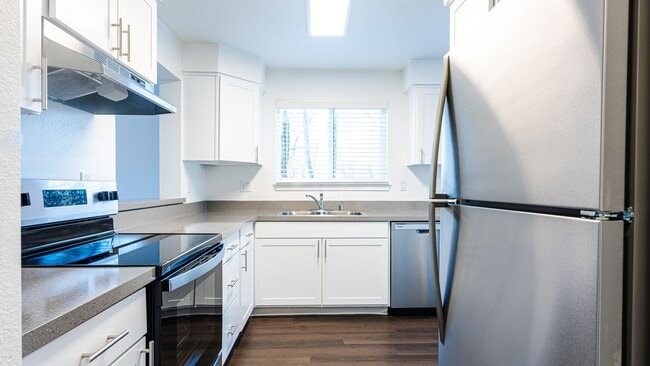Building Photo - Lakeshore & Lakeview Townhomes