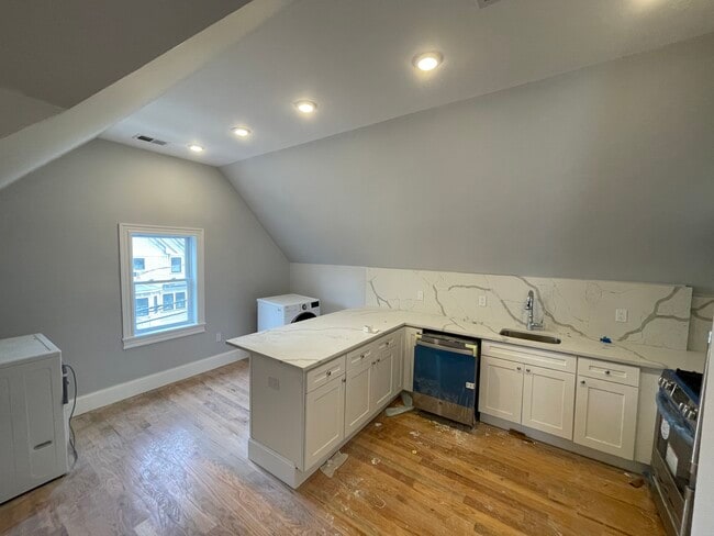 Building Photo - 158 Morrison Ave