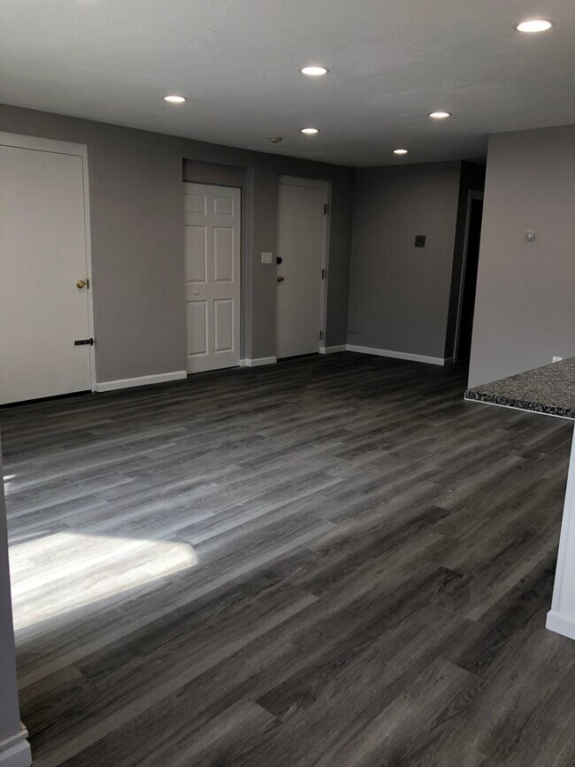 Building Photo - 210 Fellsview Ter