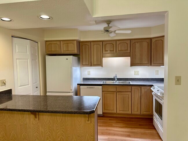 Kitchen - 510 Clubhouse Dr