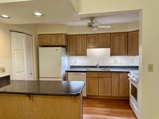 Kitchen - 510 Clubhouse Dr