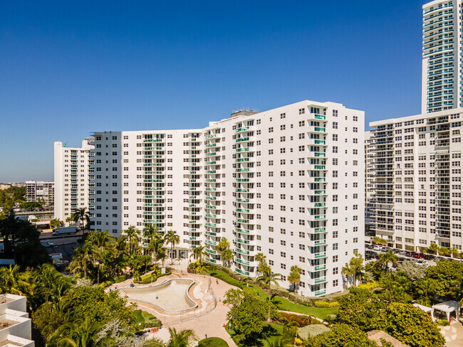 Building Photo - Residences on Hollywood