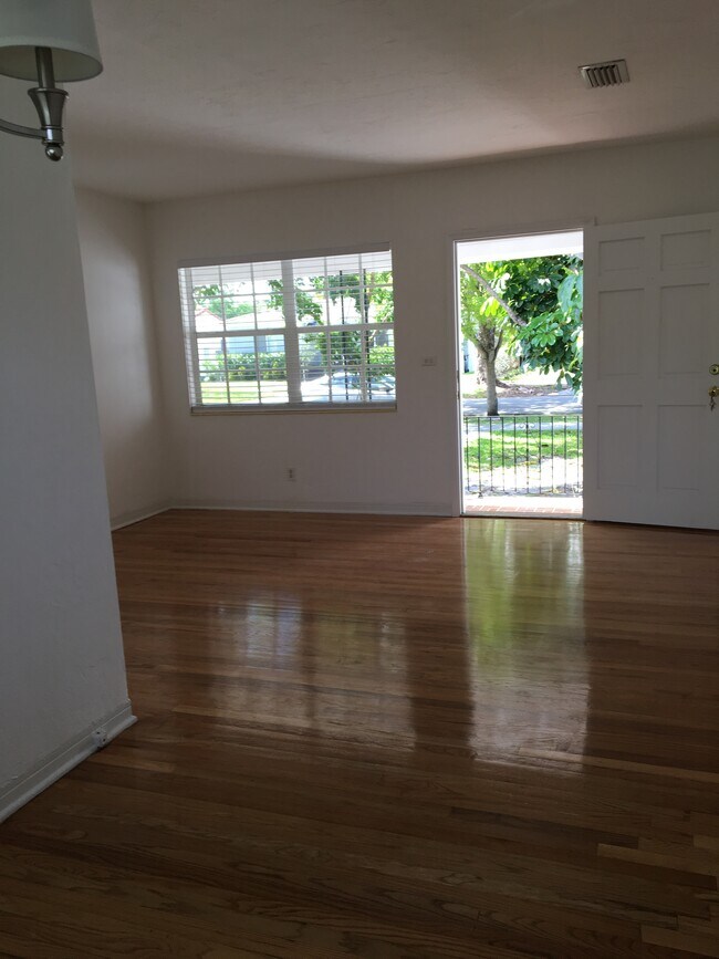 Foto del edificio - 5851 SW 9th Ter