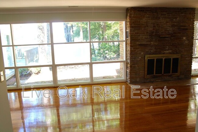 Foto del edificio - 613 Pinetree Circle