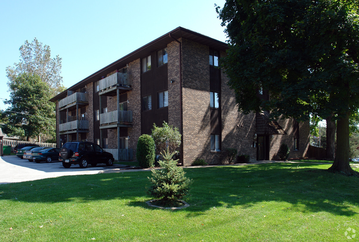 Building Photo - Four Seasons II Apartments