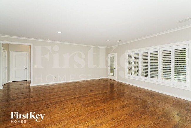 Foto del edificio - 455 Lake Chelsea Way