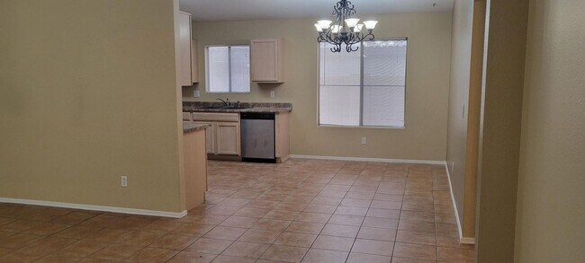 Foto del edificio - All tile in this 4 bedroom home!