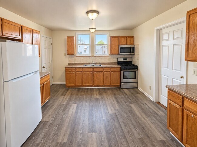 Foto del edificio - Bright Three-Bedroom Cinnaminson Rental with Private Driveway