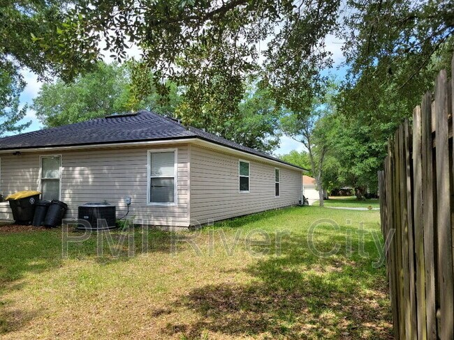 Building Photo - 2419 Brian Lakes Dr E